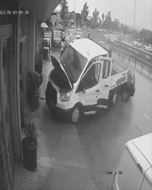 Akü Değiştirken Bir Anda Yola Savruldular, O Anlar Kamerada