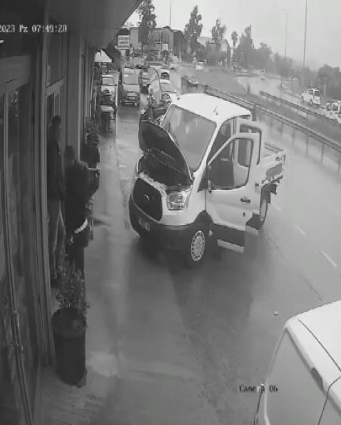 Akü Değiştirken Bir Anda Yola Savruldular, O Anlar Kamerada