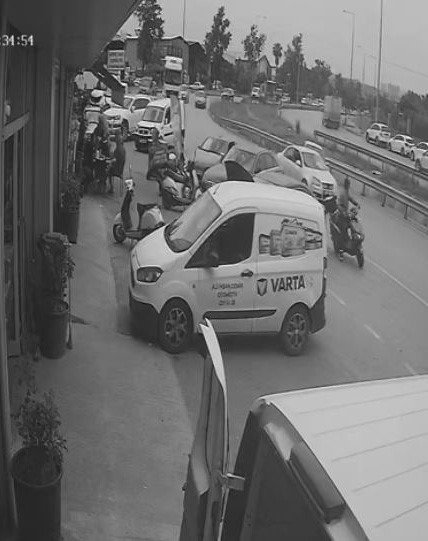 Akü Değiştirken Bir Anda Yola Savruldular, O Anlar Kamerada