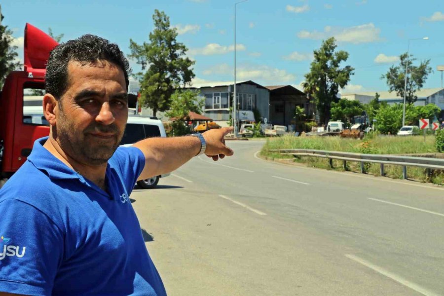 Akü Değiştirken Bir Anda Yola Savruldular, O Anlar Kamerada