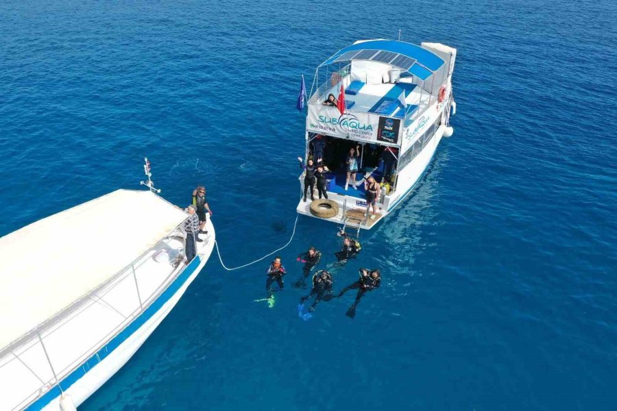 Kaş’ta Deniz Dibi Temizliği Yapıldı, Kamyon Lastiği, Bar Sandalyesi, Tencere Ve Şişeler Çıktı