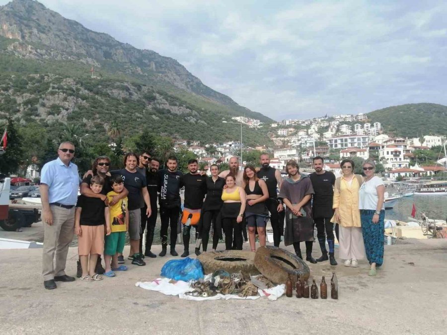 Kaş’ta Deniz Dibi Temizliği Yapıldı, Kamyon Lastiği, Bar Sandalyesi, Tencere Ve Şişeler Çıktı