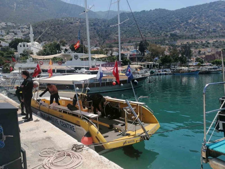 Kaş’ta Deniz Dibi Temizliği Yapıldı, Kamyon Lastiği, Bar Sandalyesi, Tencere Ve Şişeler Çıktı