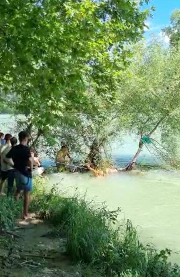 Antalya’da Boğulmak Üzere Olan Genci Vatandaşlar Halatla Kurtardı