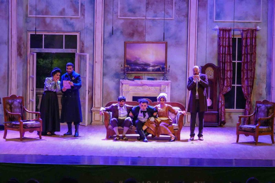 Tarsus Şehir Tiyatrosu, ’çehov Vodvil’ Oyununu İzmir’de Sahneledi