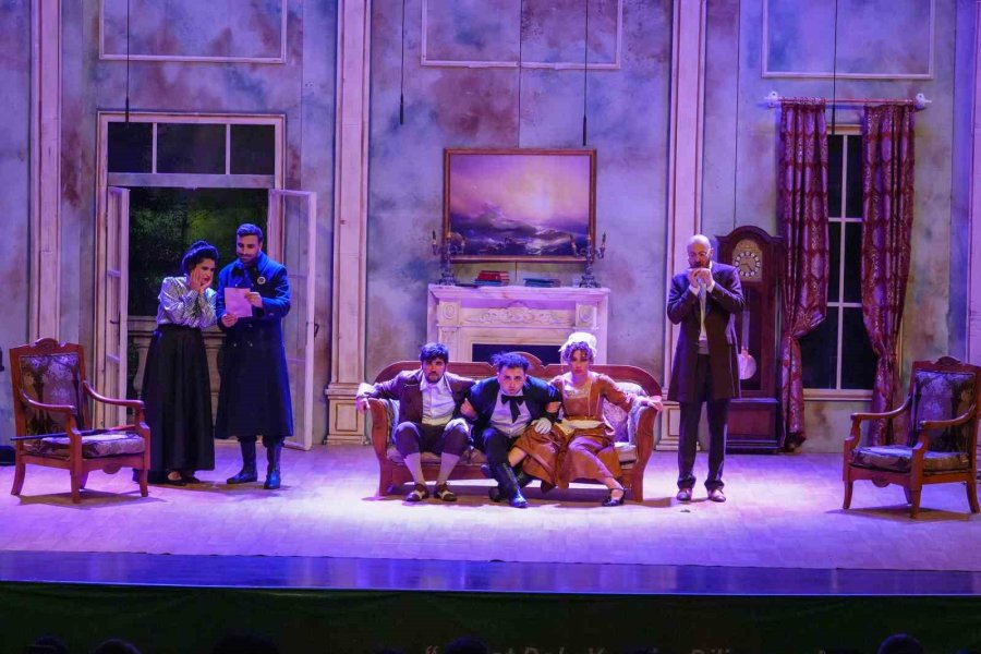 Tarsus Şehir Tiyatrosu, ’çehov Vodvil’ Oyununu İzmir’de Sahneledi