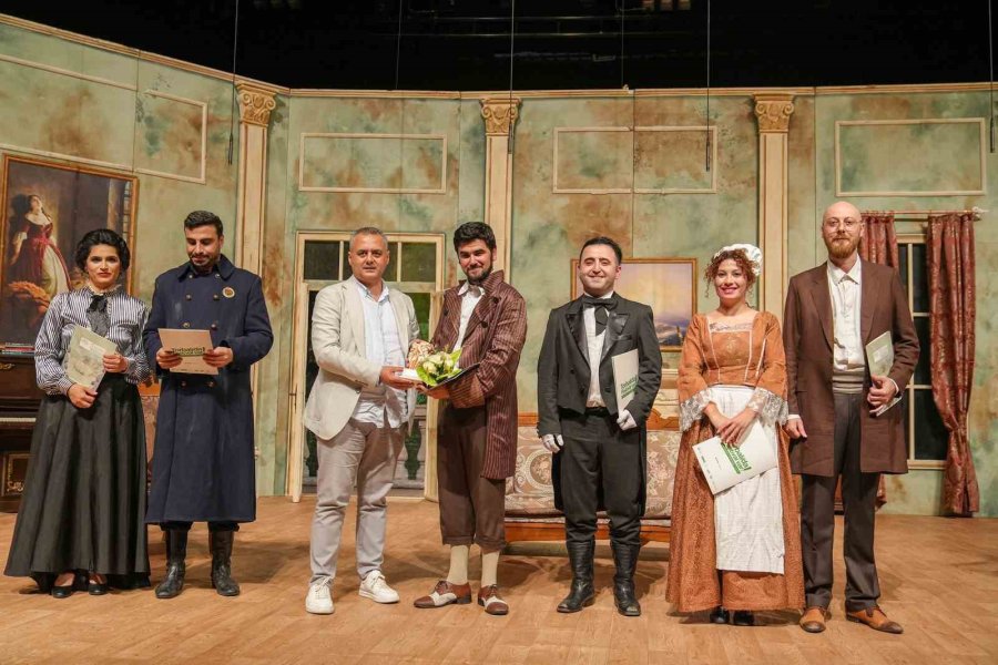 Tarsus Şehir Tiyatrosu, ’çehov Vodvil’ Oyununu İzmir’de Sahneledi