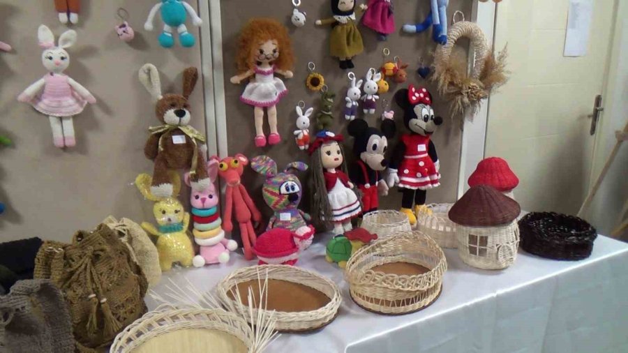 Develi Halk Eğitim Merkezi’nde Sezon Sonu Sergisi Açıldı