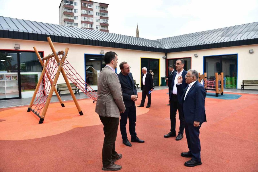 Başkan Büyükkılıç, Çocuklara Özel 11’inci Kütüphaneyi İnceledi