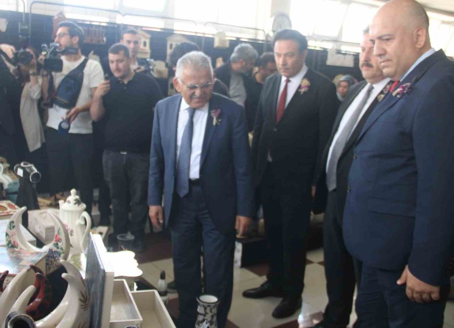 Toplum Ruh Sağlığı Merkezi’ndeki Hastalar El Emeği Göz Nuru Eserlerini Sergiledi