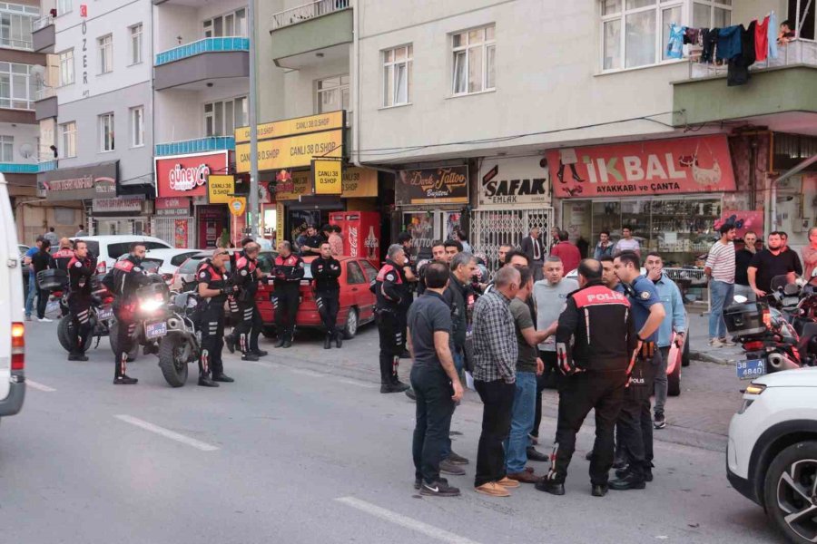 Kavgayı Ayırmaya Çalışan Esnaf Vuruldu