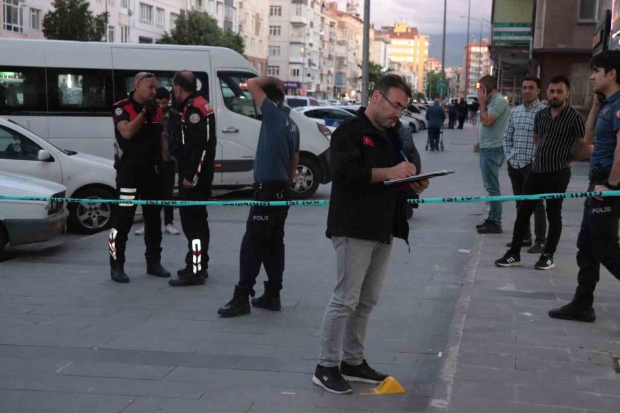 Kavgayı Ayırmaya Çalışan Esnaf Vuruldu