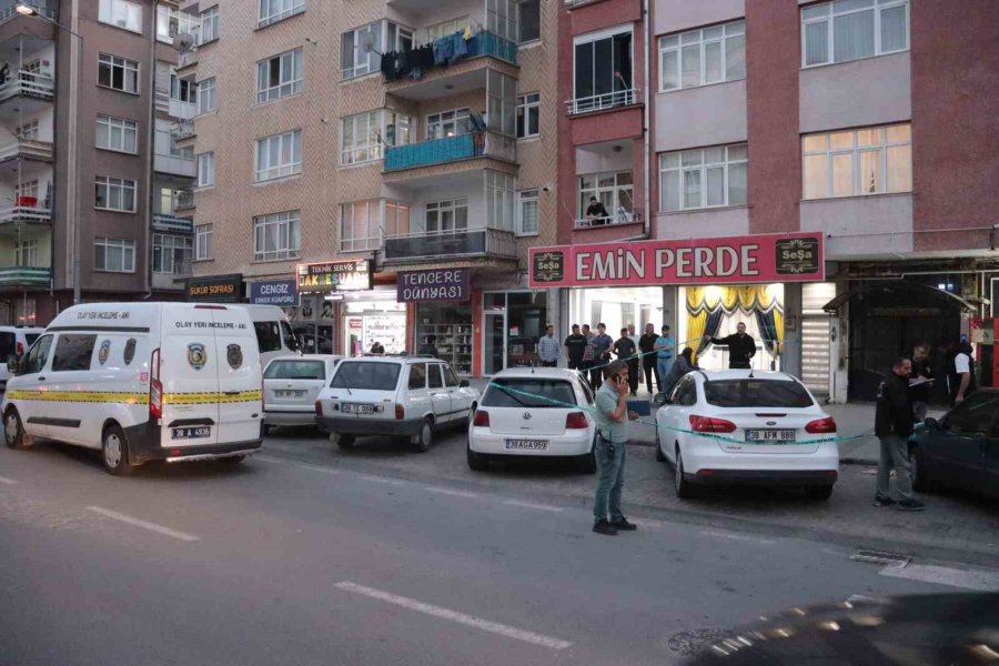 Kavgayı Ayırmaya Çalışan Esnaf Vuruldu