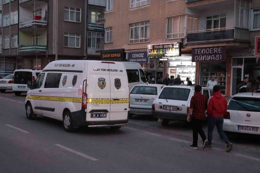 Kavgayı Ayırmaya Çalışan Esnaf Vuruldu