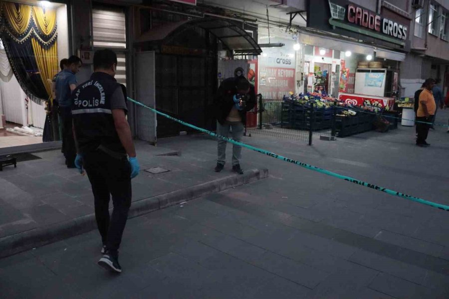 Kavgayı Ayırmaya Çalışan Esnaf Vuruldu