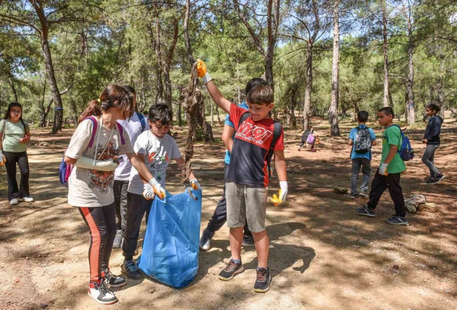 Çocuklar Ormandan Poşet Poşet Çöp Topladılar