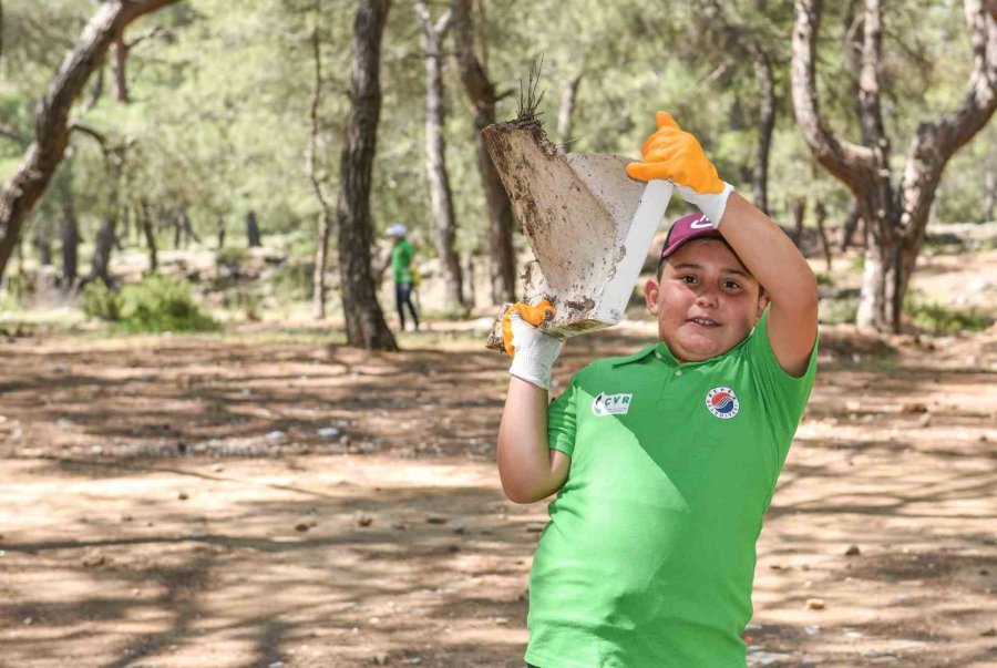 Çocuklar Ormandan Poşet Poşet Çöp Topladılar