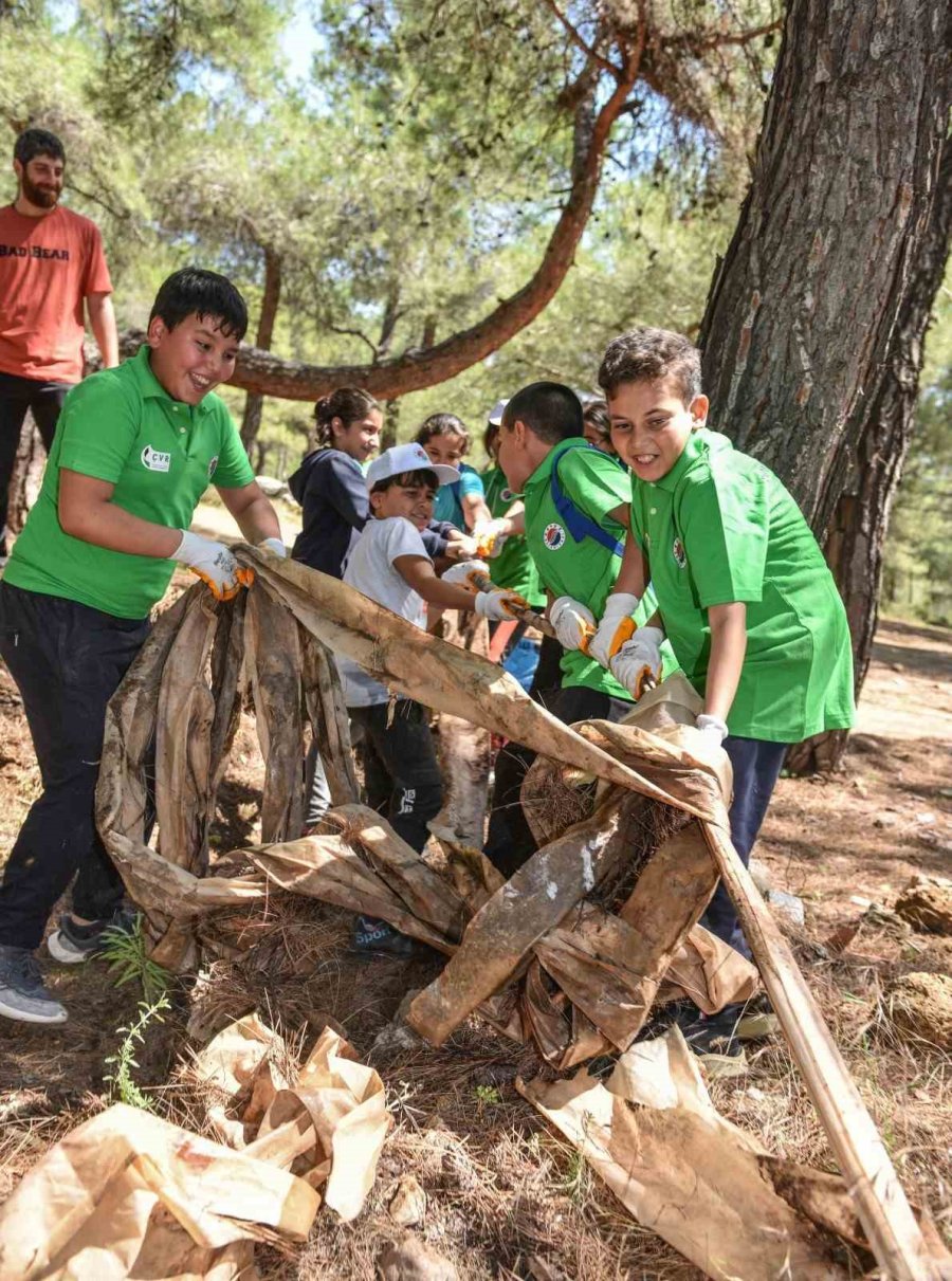 Çocuklar Ormandan Poşet Poşet Çöp Topladılar