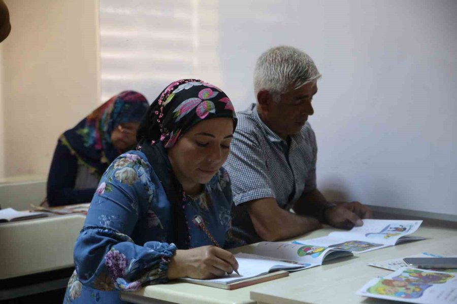 3 Çocuklu Çift, Ehliyet Almak İçin 4 Ayda Okuma Yazma Öğrendi