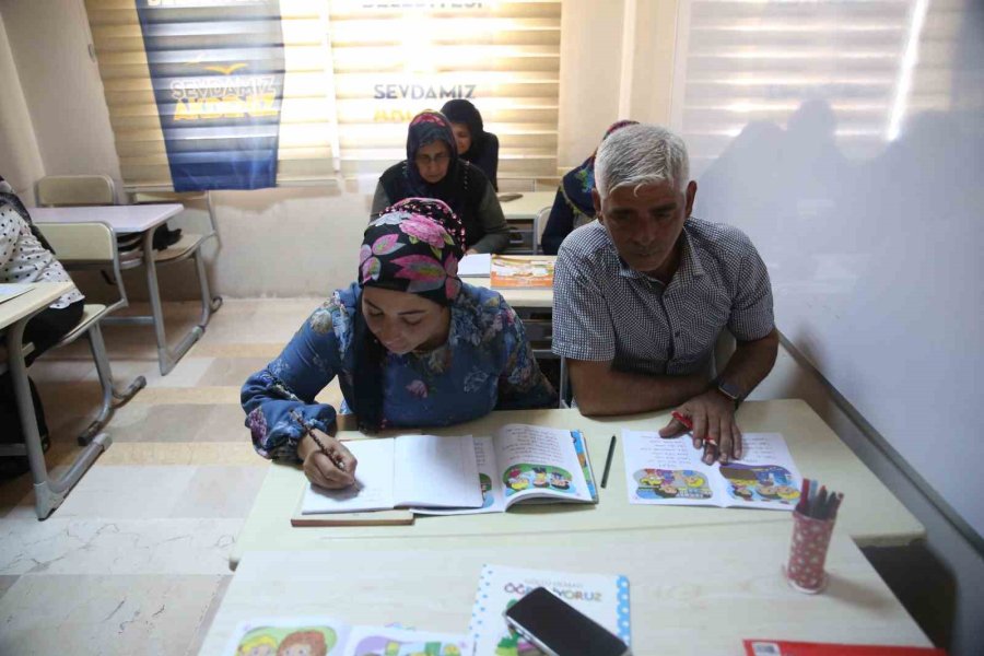 3 Çocuklu Çift, Ehliyet Almak İçin 4 Ayda Okuma Yazma Öğrendi