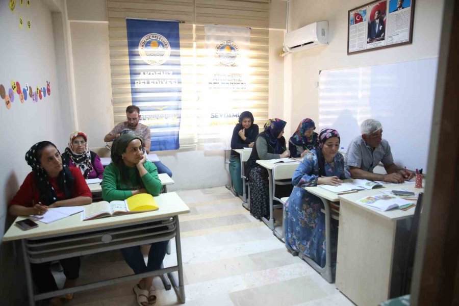 3 Çocuklu Çift, Ehliyet Almak İçin 4 Ayda Okuma Yazma Öğrendi