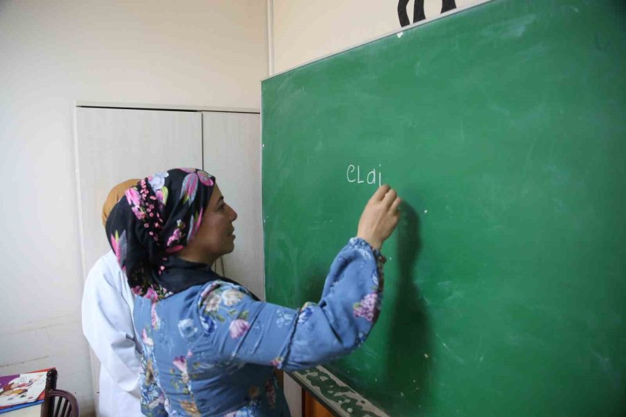 3 Çocuklu Çift, Ehliyet Almak İçin 4 Ayda Okuma Yazma Öğrendi