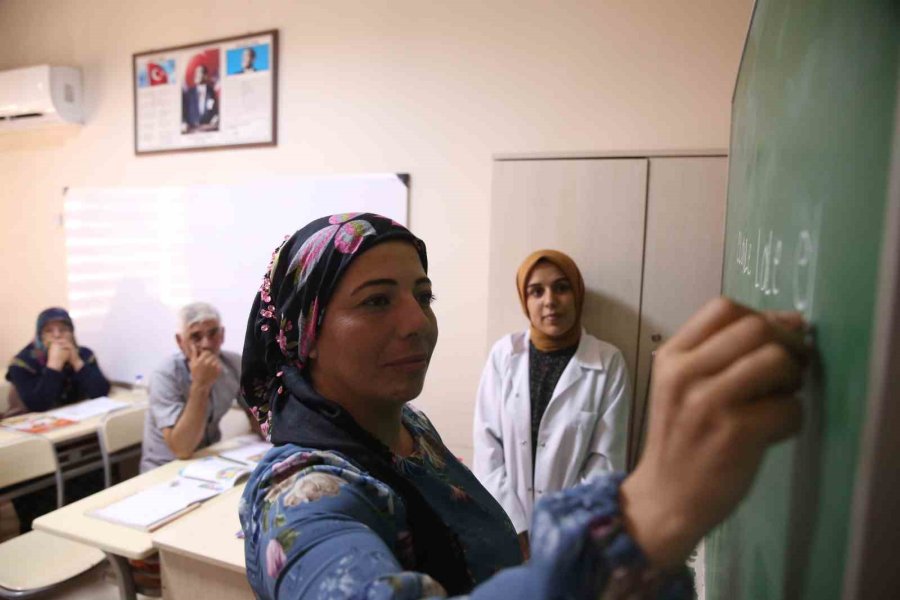 3 Çocuklu Çift, Ehliyet Almak İçin 4 Ayda Okuma Yazma Öğrendi