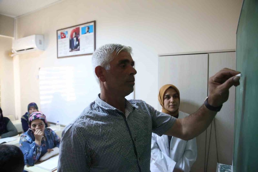 3 Çocuklu Çift, Ehliyet Almak İçin 4 Ayda Okuma Yazma Öğrendi