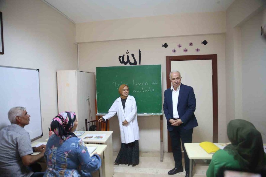 3 Çocuklu Çift, Ehliyet Almak İçin 4 Ayda Okuma Yazma Öğrendi