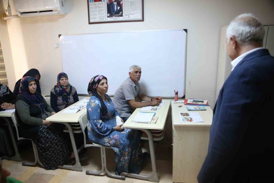 3 Çocuklu Çift, Ehliyet Almak İçin 4 Ayda Okuma Yazma Öğrendi