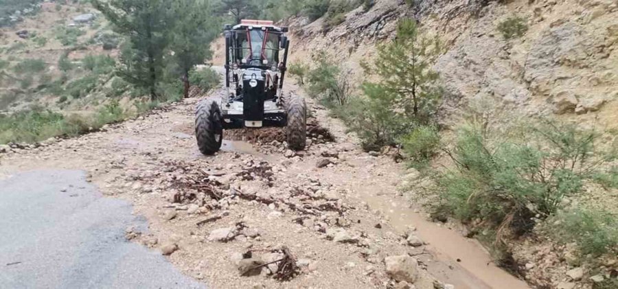Mersin’de Sağanak Ve Dolu Yağışı Bahçe Ve Yollara Zara Verdi