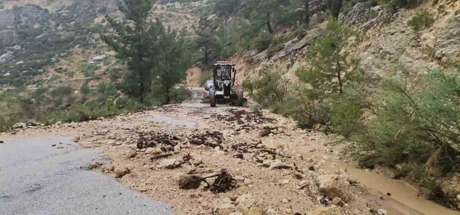 Mersin’de Sağanak Ve Dolu Yağışı Bahçe Ve Yollara Zara Verdi