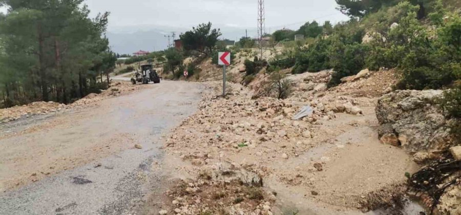 Mersin’de Sağanak Ve Dolu Yağışı Bahçe Ve Yollara Zara Verdi