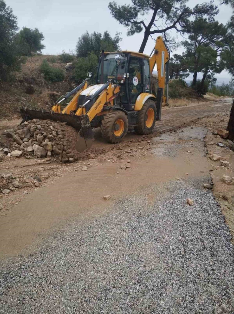 Mersin’de Sağanak Ve Dolu Yağışı Bahçe Ve Yollara Zara Verdi
