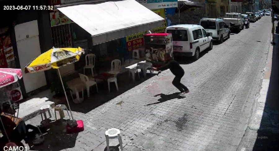 Adliye Karşısındaki Silahlı Kavga Kameralara Yansıdı