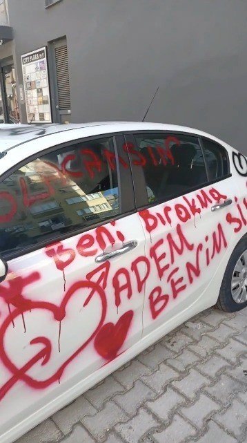 Saplantılı Aşık Otomobili Aşk Duvarına Çevirdi, Lastiklerini Patlatıp Pert Etti