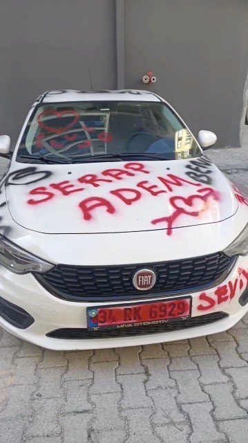 Saplantılı Aşık Otomobili Aşk Duvarına Çevirdi, Lastiklerini Patlatıp Pert Etti