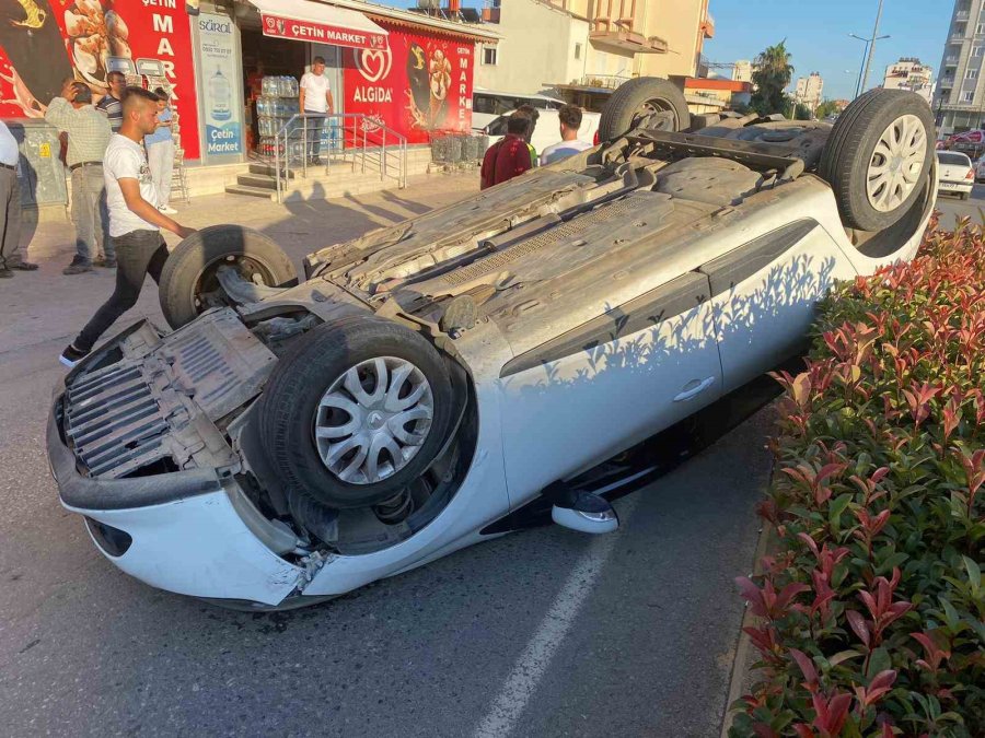 Önüne Çıkan Araca Çarpmamak İçin Direksiyonu Kırdı, Refüje Çıkıp Ters Döndü