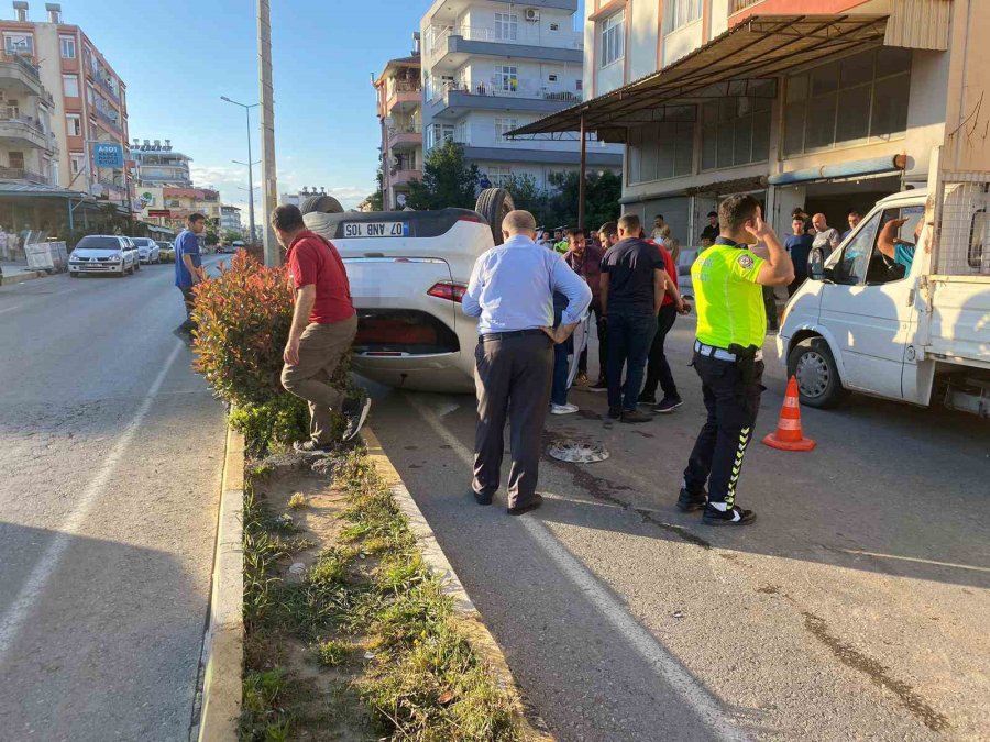 Önüne Çıkan Araca Çarpmamak İçin Direksiyonu Kırdı, Refüje Çıkıp Ters Döndü