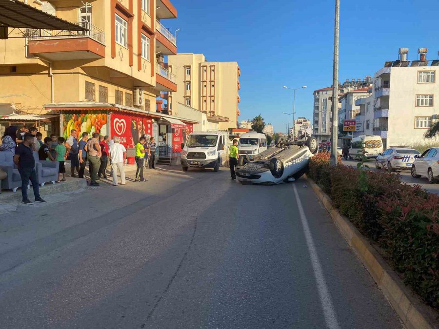 Önüne Çıkan Araca Çarpmamak İçin Direksiyonu Kırdı, Refüje Çıkıp Ters Döndü