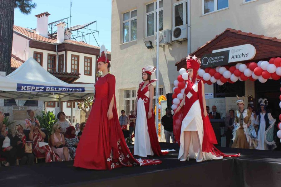 Antalya’da "yer Gök Kırmızı Beyaz Bayrak Giysisi Özel Tasarımlar” Defilesi
