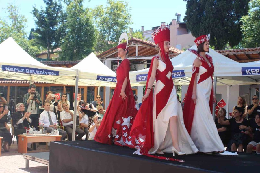 Antalya’da "yer Gök Kırmızı Beyaz Bayrak Giysisi Özel Tasarımlar” Defilesi