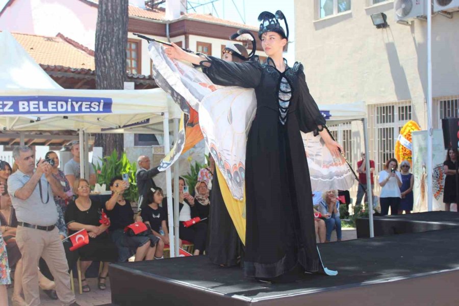 Antalya’da "yer Gök Kırmızı Beyaz Bayrak Giysisi Özel Tasarımlar” Defilesi