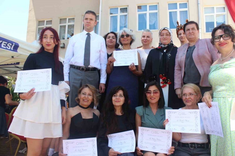 Antalya’da "yer Gök Kırmızı Beyaz Bayrak Giysisi Özel Tasarımlar” Defilesi