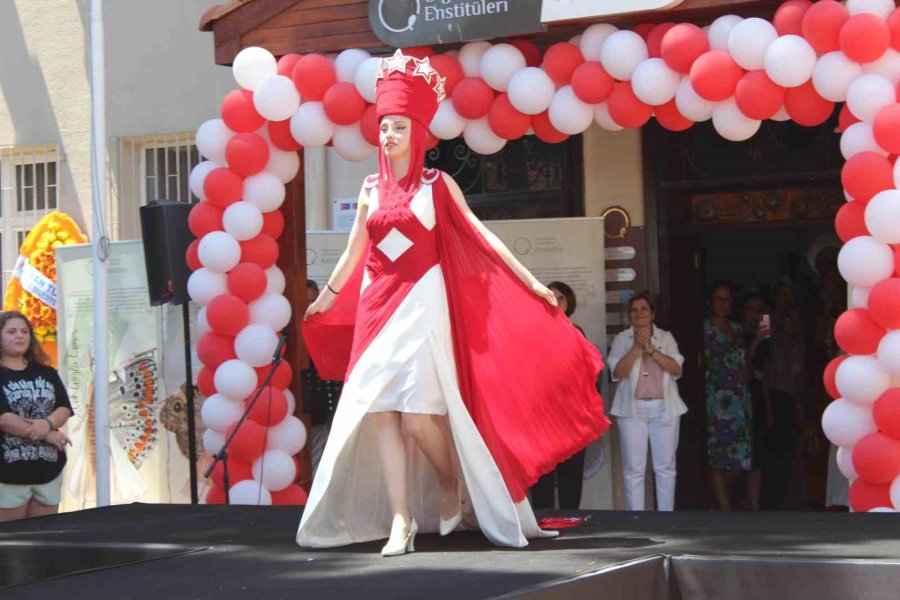 Antalya’da "yer Gök Kırmızı Beyaz Bayrak Giysisi Özel Tasarımlar” Defilesi