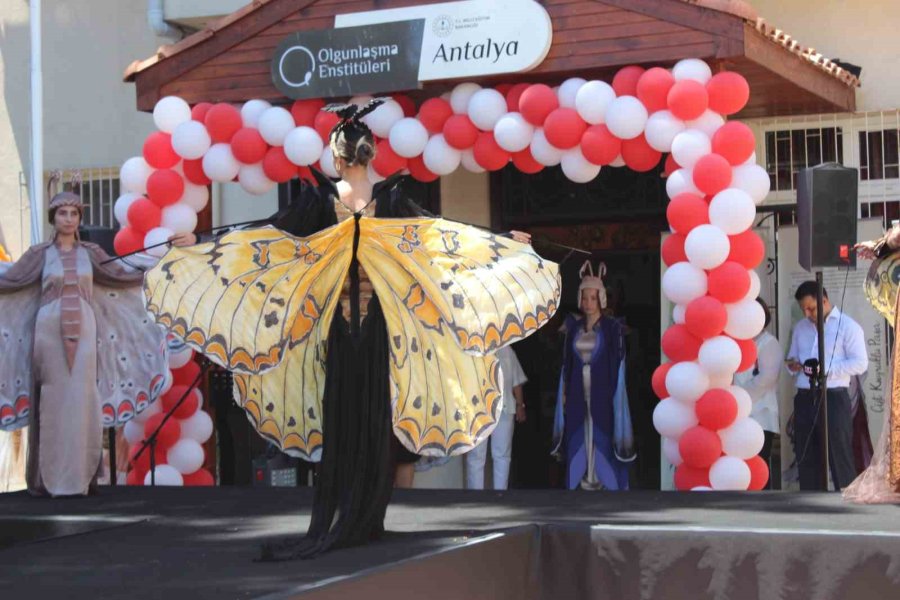 Antalya’da "yer Gök Kırmızı Beyaz Bayrak Giysisi Özel Tasarımlar” Defilesi