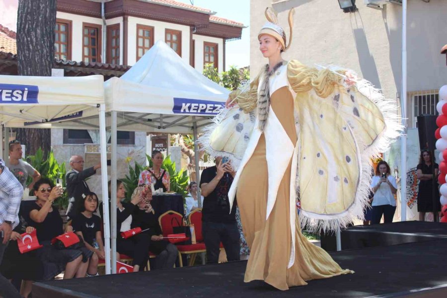 Antalya’da "yer Gök Kırmızı Beyaz Bayrak Giysisi Özel Tasarımlar” Defilesi