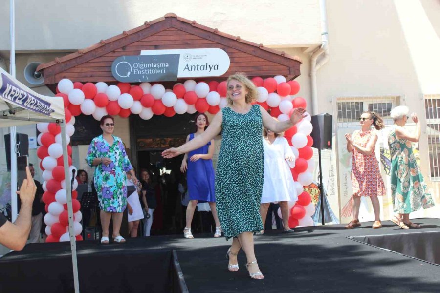 Antalya’da "yer Gök Kırmızı Beyaz Bayrak Giysisi Özel Tasarımlar” Defilesi