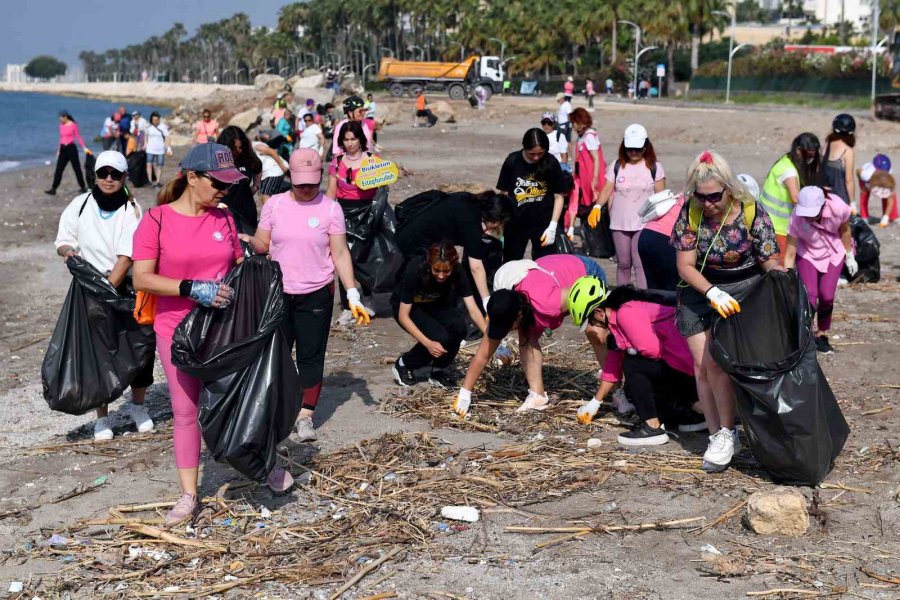 Mersin’de Gönüllü Kadınlar Sahil Temizliği Yaptı