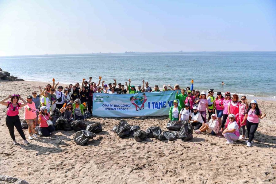 Mersin’de Gönüllü Kadınlar Sahil Temizliği Yaptı